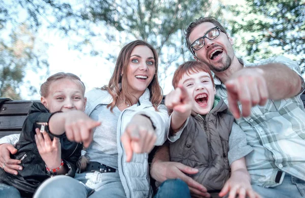 Nära up.parents med två barn pekar på dig — Stockfoto