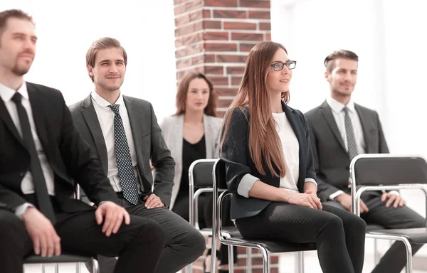 Gelukkig business team zitten in een rij op kantoor. — Stockfoto