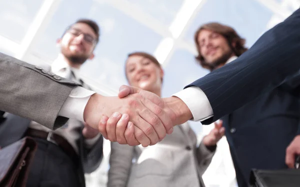 Em primeiro plano.handshake de parceiros de negócios — Fotografia de Stock