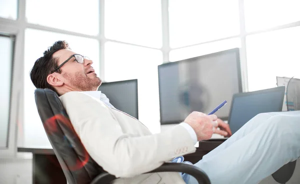 Homme d'affaires assis à son bureau pendant une pause de travail — Photo