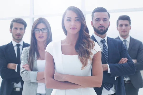 Joven mujer de negocios frente al equipo de negocios — Foto de Stock