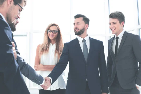 Gente de negocios dando la mano en la reunión — Foto de Stock