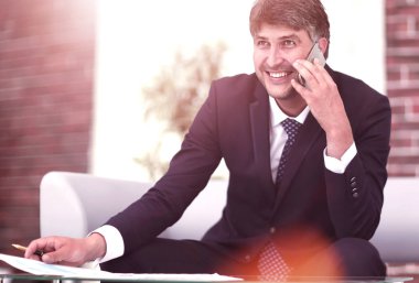 Bulanık ofis geçmişi olan bir iş adamı