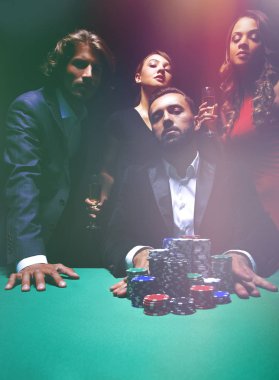 Çekici genç beyaz adam olun bahis casino