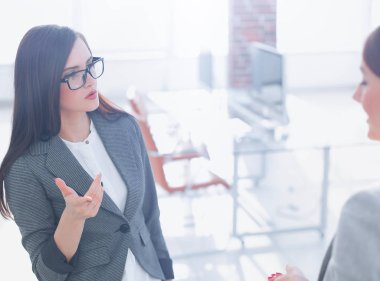 modern bir ofis arka plan üzerinde iki çalışanı