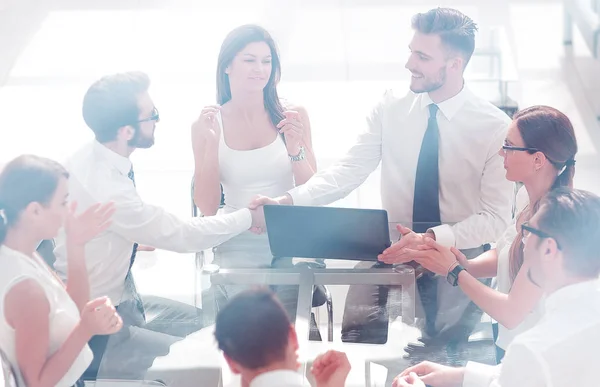 Zakenpartners schudden handen op een zakelijke bijeenkomst — Stockfoto