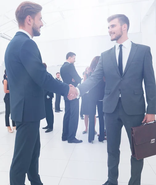 Stringere la mano ai colleghi di lavoro nell'atrio dell'ufficio . — Foto Stock