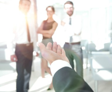 portre. bir el sıkışma için el uzatarak işadamı.