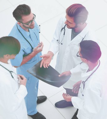 Röntgene bakan bir grup doktor. Beyazlar üzerinde izole edilmiş.