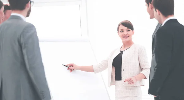 Mulher de negócios faz apresentação de um novo projeto de marketing — Fotografia de Stock