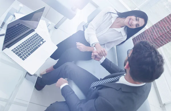 Miembros del equipo de negocios muestran su éxito sentado en el escritorio . — Foto de Stock