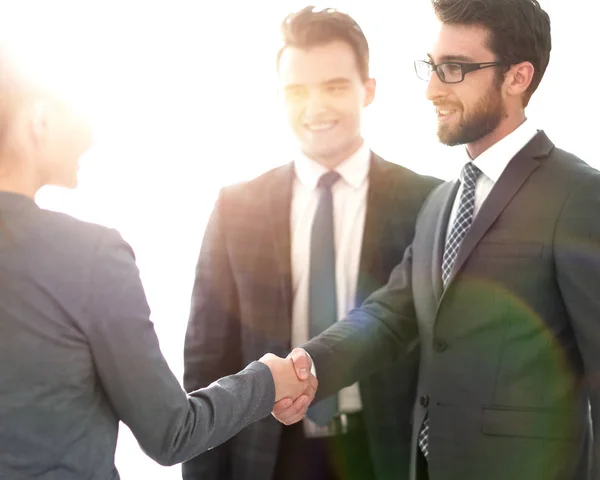 Concepto de negocio .handshake socios financieros . — Foto de Stock