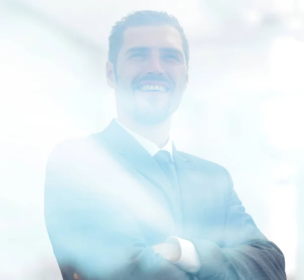 Hinter dem Glas. moderner Geschäftsmann schaut aus dem Fenster des Büros — Stockfoto