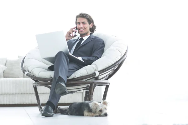 Oturma odasında bir smartphone cep telefonu ile konuşurken iş adamı — Stok fotoğraf
