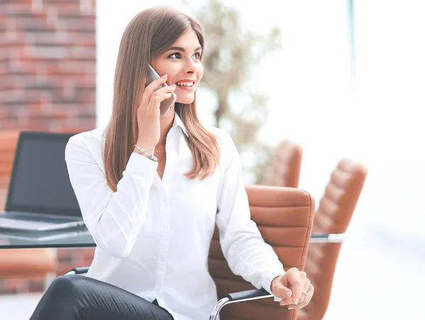 Joven buisnes mujer hablando en un teléfono móvil . — Foto de Stock