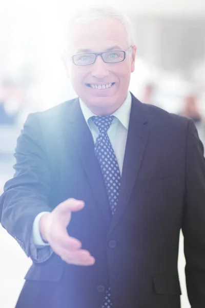 Primer plano de un hombre de negocios de alto nivel que ofrece su mano para saludar . — Foto de Stock