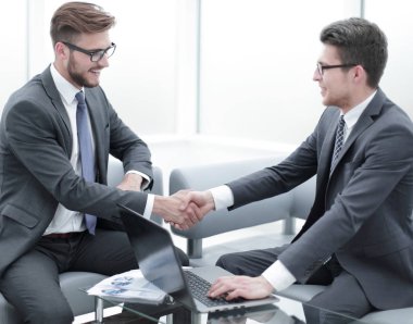 Kapat. İş adamı iş ortağıyla tokalaşıyor