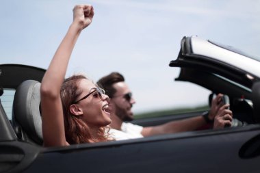up.a genç kadın sevgilisi bir Cabrio araba ile kapatmak