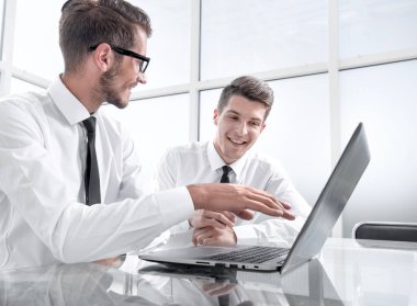 Meslektaşlarım masaya oturun ve konuşun.