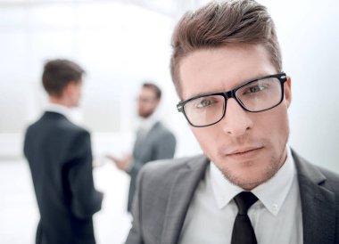 up.Confident genç işadamı office arka planda kapatın