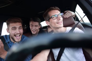 Beş birbirlerine birlikte seyahat ederken veren erkek