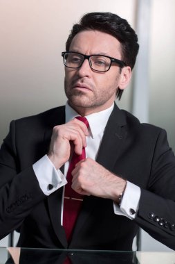 Kravatını ayarlama up.businessman kapatın