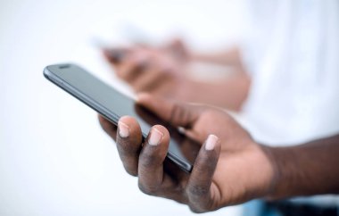 yakın çekim. akıllı bir iş adamı elinde telefon