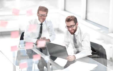 a iş belge okuma iki mutlu çalışanlar