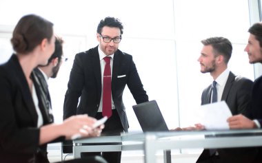 Ofisteki bir iş toplantısında iş ekibi.