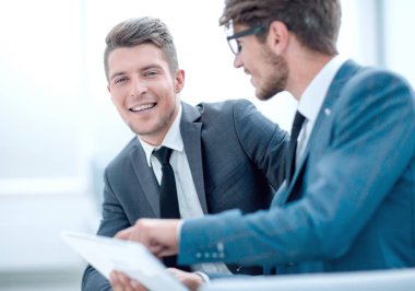 iş adamları ile dijital tablet