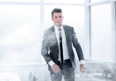 Yangın alarmı sırasında ciddi iş adamı