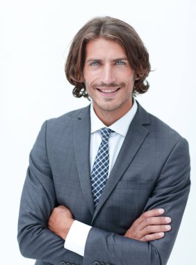 Mutlu genç adam şık bir takım elbise giymiş siyah saçlı