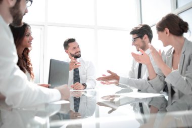 ofiste bir iş toplantısında iş takım