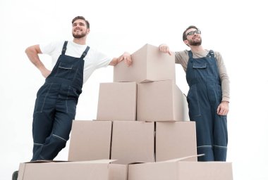 Genç adam bir kutu kutu yığını için taşıyan.