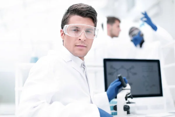 Doe dicht. wetenschapper microbioloog aan de laboratoriumtafel — Stockfoto