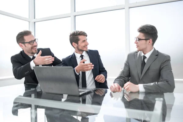 Advokat och affärspartners som sitter på kontoret skrivbord — Stockfoto