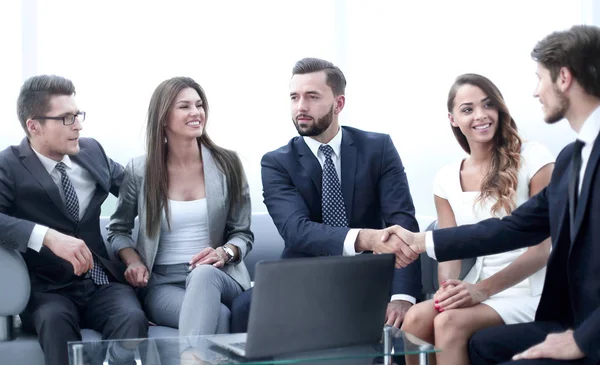Partenerii de afaceri dau mâna în timpul negocierilor — Fotografie, imagine de stoc