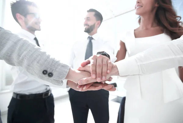 De cerca. un grupo de empleados poniendo sus manos juntas — Foto de Stock