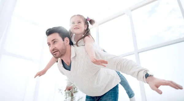 Pai feliz brincando com sua filha em casa — Fotografia de Stock