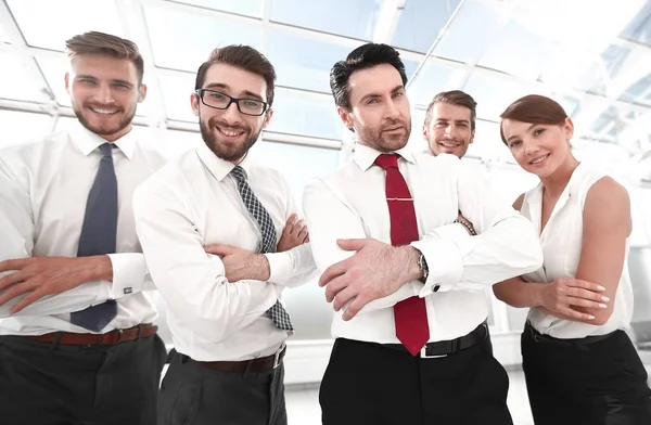 Grupp av professionella anställda står tillsammans — Stockfoto