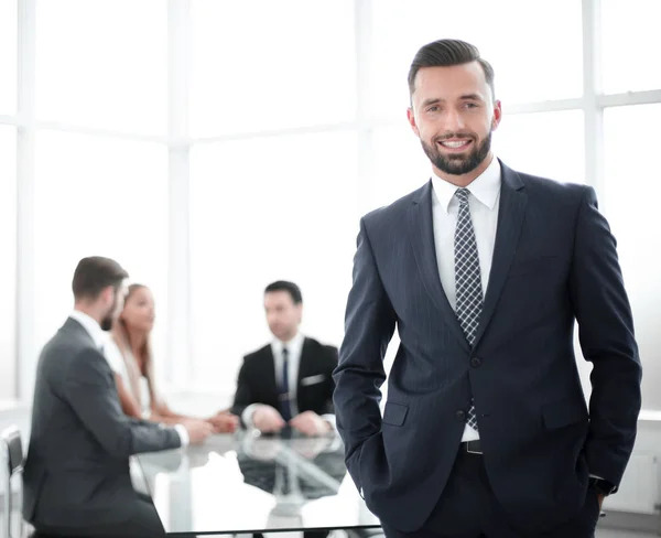 Молодий бізнесмен стоїть у світлому офісі — стокове фото