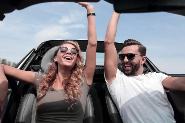 Sluit Gelukkige Paar Reizen Een Convertible Rest Reizen — Stockfoto