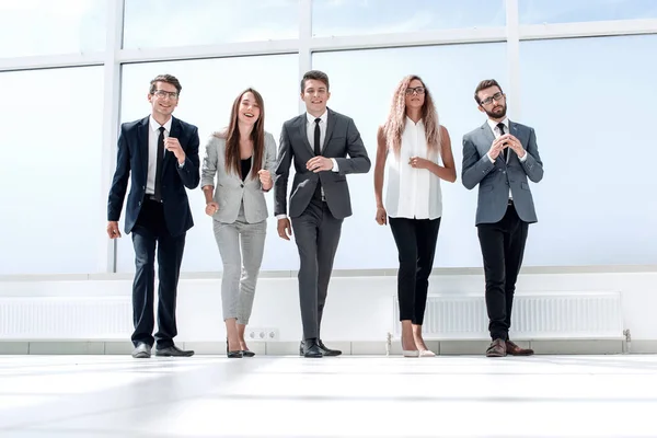 Groupe réussi de jeunes entrepreneurs dans un bureau spacieux — Photo