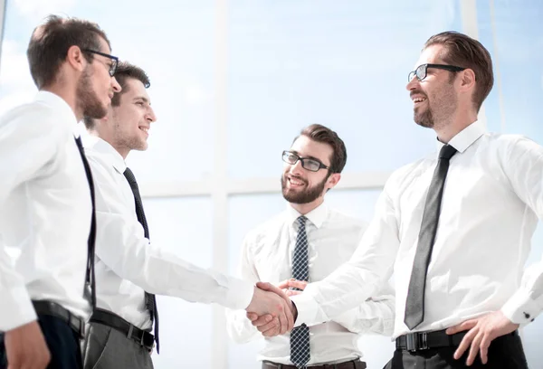 Handshake mladých obchodních partnerů v kanceláři — Stock fotografie