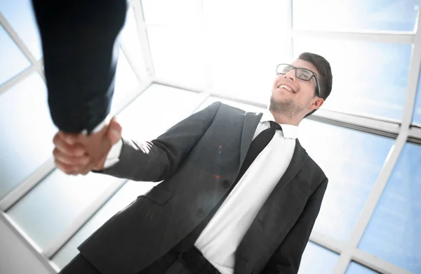 Geschäftsmann schüttelt Kollegen im Büro die Hand — Stockfoto