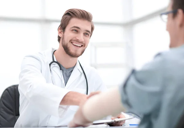 Doctor dando la bienvenida a un paciente en su estudio — Foto de Stock