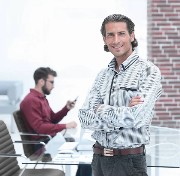 Homme d'affaires sur fond de bureau — Photo