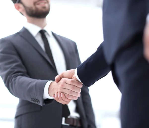 Två affärsman skakar hand — Stockfoto