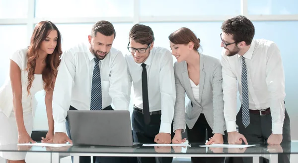 Equipe de negócios que está perto da área de trabalho — Fotografia de Stock