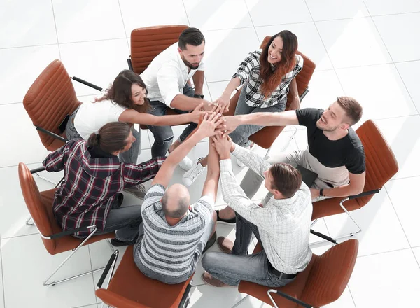 Vista dall'alto. team di lavoro mostra la sua unità . — Foto Stock